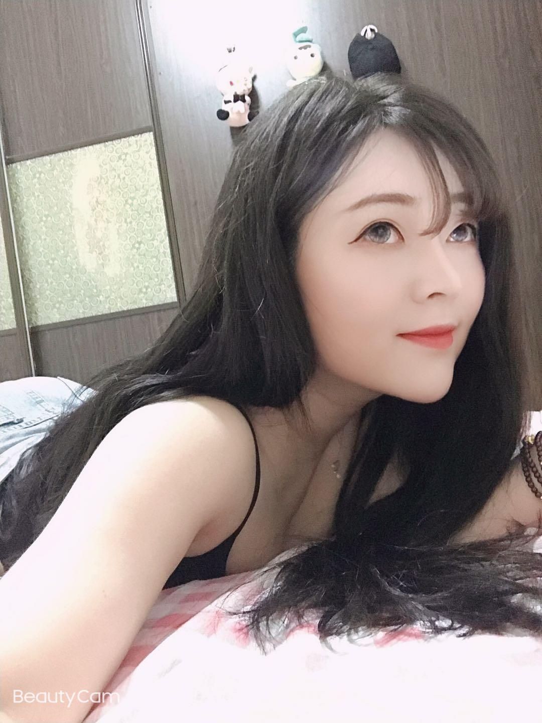 20岁活脱脱小妖精薇薇，懂男人